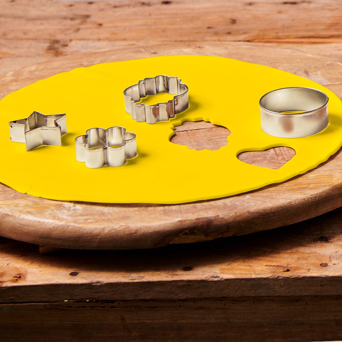 F20725_2_cefc28799671e4c151d903c3248d6e7d Funcakes Ausgerollte Fondantdecke, Gelb- 36cm Ø
